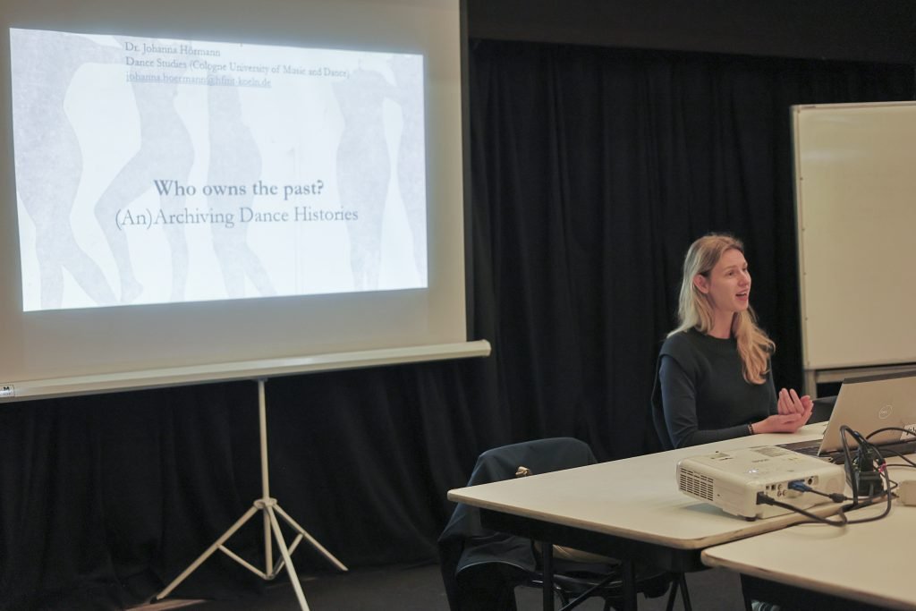 Aula inaugural da oficina “Quem é o dono do passado? (An)Arquivando Histórias de Dança” com Dra. Johanna Hörmann, na sede Roosevelt da SP Escola de Teatro. (30/7/2024). | Foto: Clara Silva/Adaap