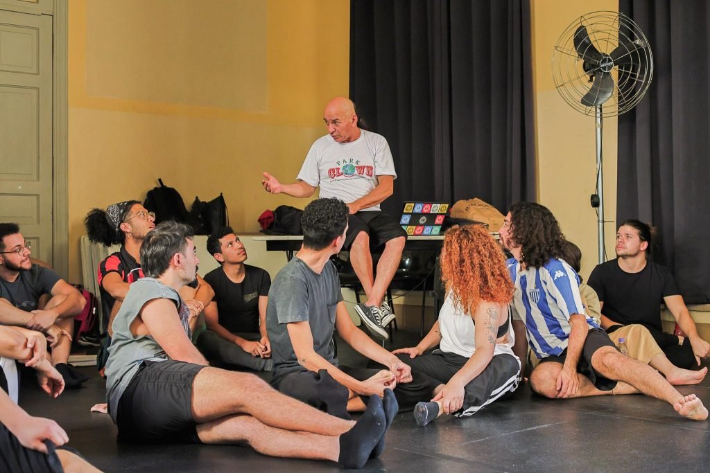 Aula do curso de Humor com o professor convidado Palhaço Tomate, no unidade Brás da SP Escola de Teatro. (15/8/2024) | Foto: Clara Silva