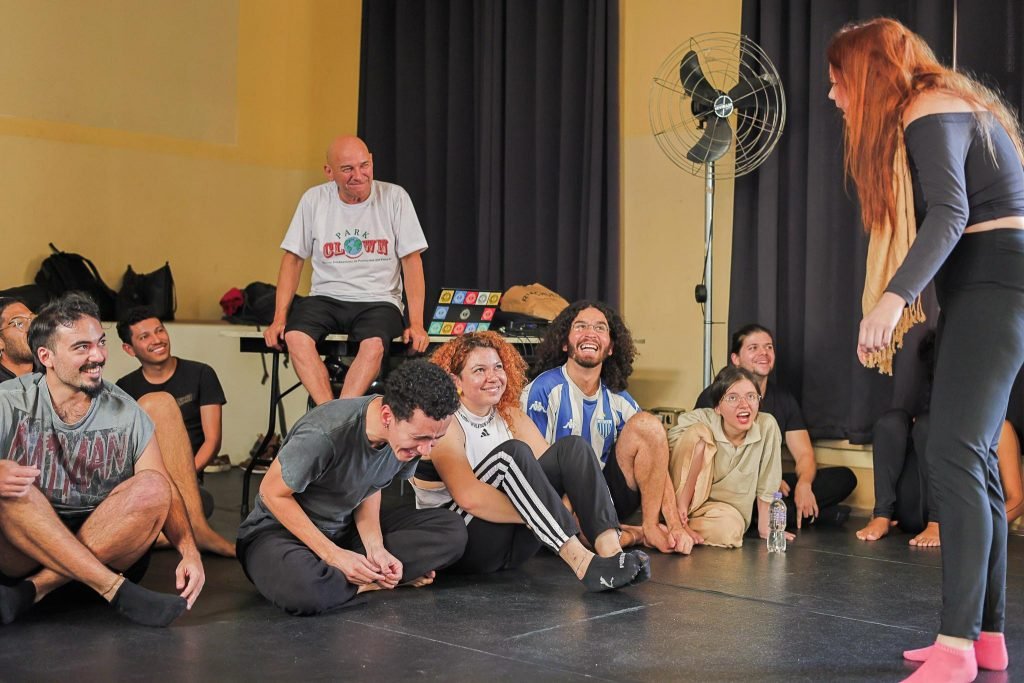 Aula do curso de Humor com o professor convidado Palhaço Tomate, no unidade Brás da SP Escola de Teatro. (15/8/2024) | Foto: Clara Silva