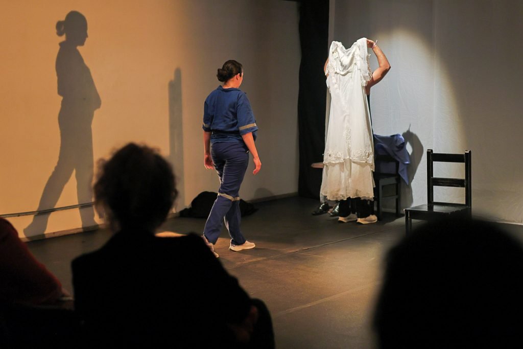 Espetáculo "Entre(vista), o masculino migrante e o feminino errante", na SP Escola de Teatro. (20/9/2024) | Foto: Clara Silva