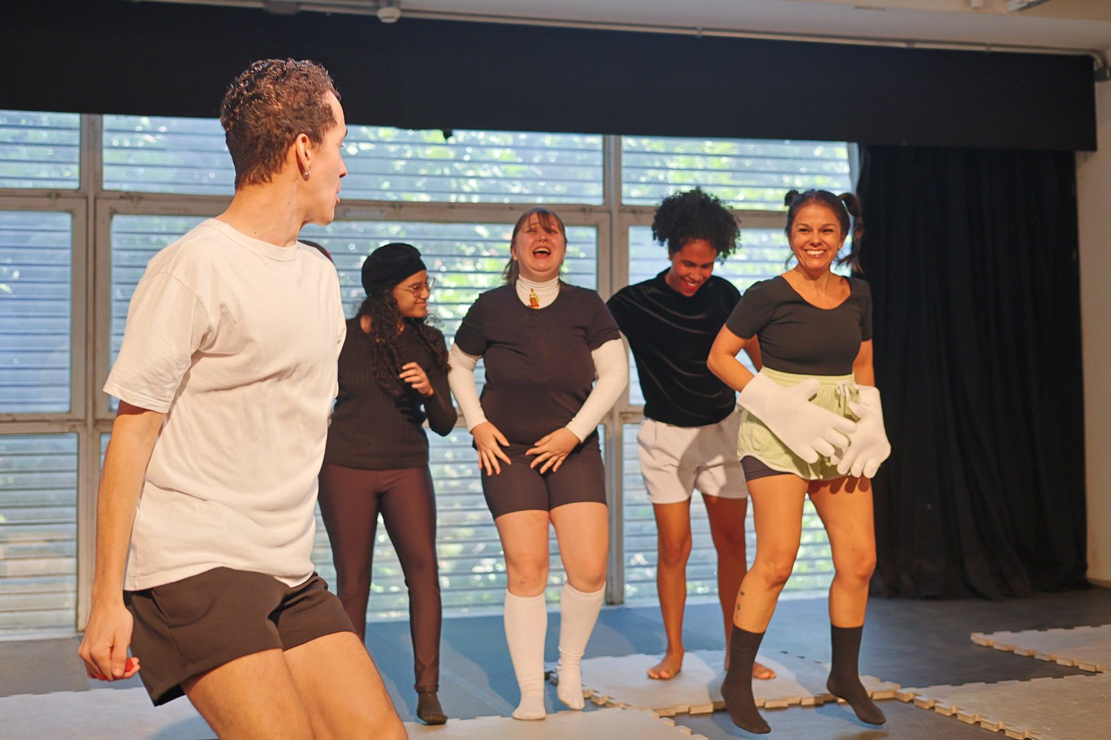 Apresentação no primeiro dia da Mostra de Microcenas dos estudantes de Direção da SP Escola de Teatro. (31/08/2024). | Foto: Clara Silva