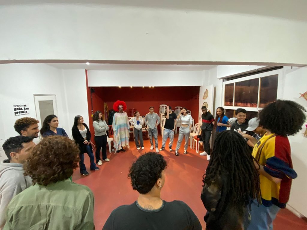 Oficina teatral do Programa Oportunidades na Ocupação 9 de Julho