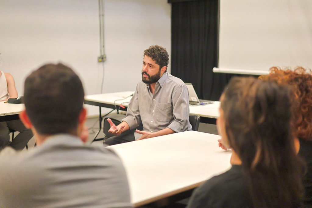 Aula inaugural do curso “Montagem Teatral: Criação de Uma Peça Marginal” com Marcio Tito, na sede Roosevelt da SP Escola de Teatro. (25/09/2024). | Foto: Clara Silva