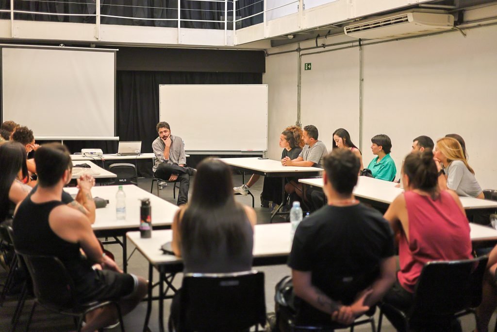 Aula inaugural do curso “Montagem Teatral: Criação de Uma Peça Marginal” com Marcio Tito, na sede Roosevelt da SP Escola de Teatro. (25/09/2024). | Foto: Clara Silva