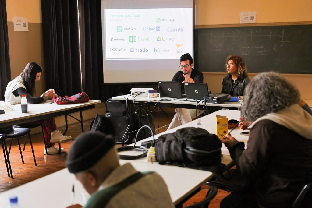 Aula inaugural do curso “Autonomia Financeira Trans: Empregabilidade, Empreendedorismo e Projetos Socioculturais” com Digg Franco, na sede Brás da SP Escola de Teatro. (28/10/2024). | Foto: Clara Silva