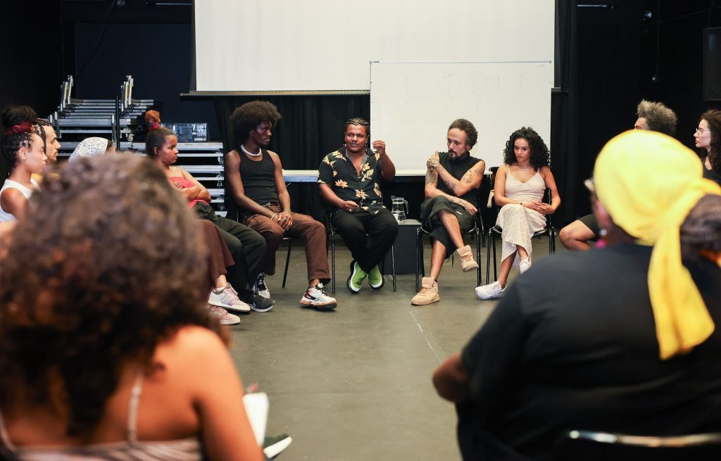 Bate-papo “O Corre Preto: reflexões sobre as produções teatrais pretas contemporâneas e o fomento de público”, com os artistas Ailton Barros, Filipe Celestino e Jennifer Souza. (01/10/2024) | Foto: Clara Silva