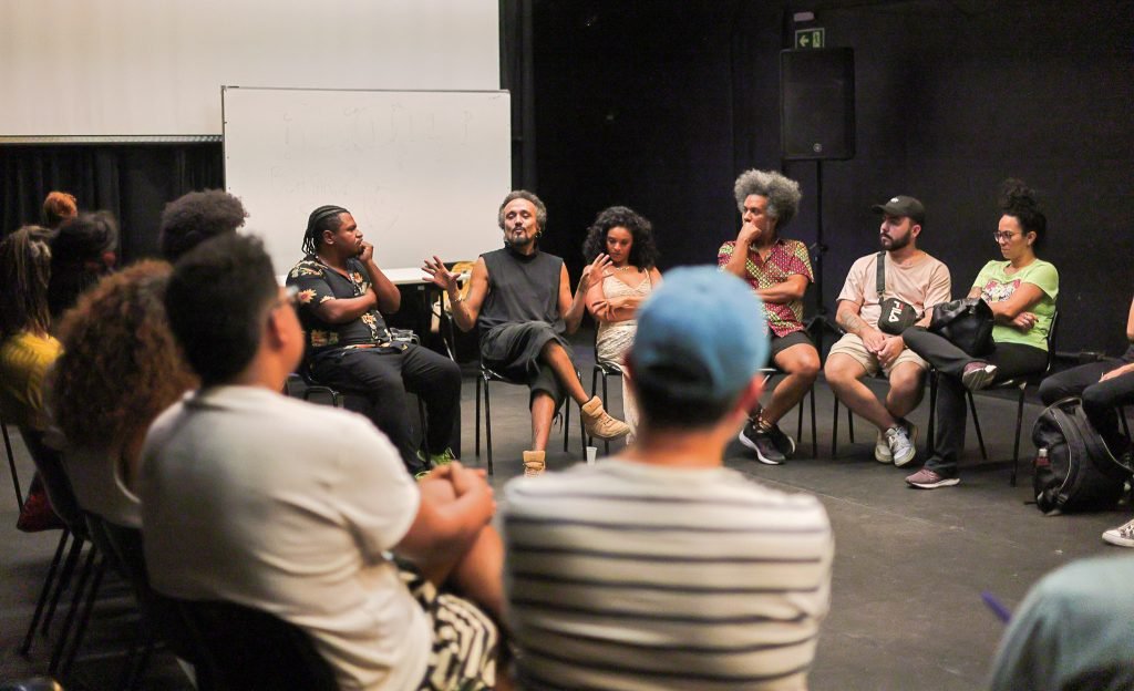 Bate-papo “O Corre Preto: reflexões sobre as produções teatrais pretas contemporâneas e o fomento de público”, com os artistas Ailton Barros, Filipe Celestino e Jennifer Souza. (01/10/2024) | Foto: Clara Silva