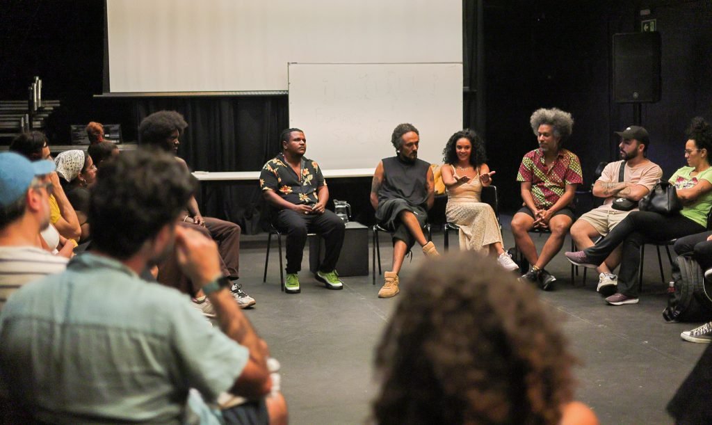 Bate-papo “O Corre Preto: reflexões sobre as produções teatrais pretas contemporâneas e o fomento de público”, com os artistas Ailton Barros, Filipe Celestino e Jennifer Souza. (01/10/2024) | Foto: Clara Silva