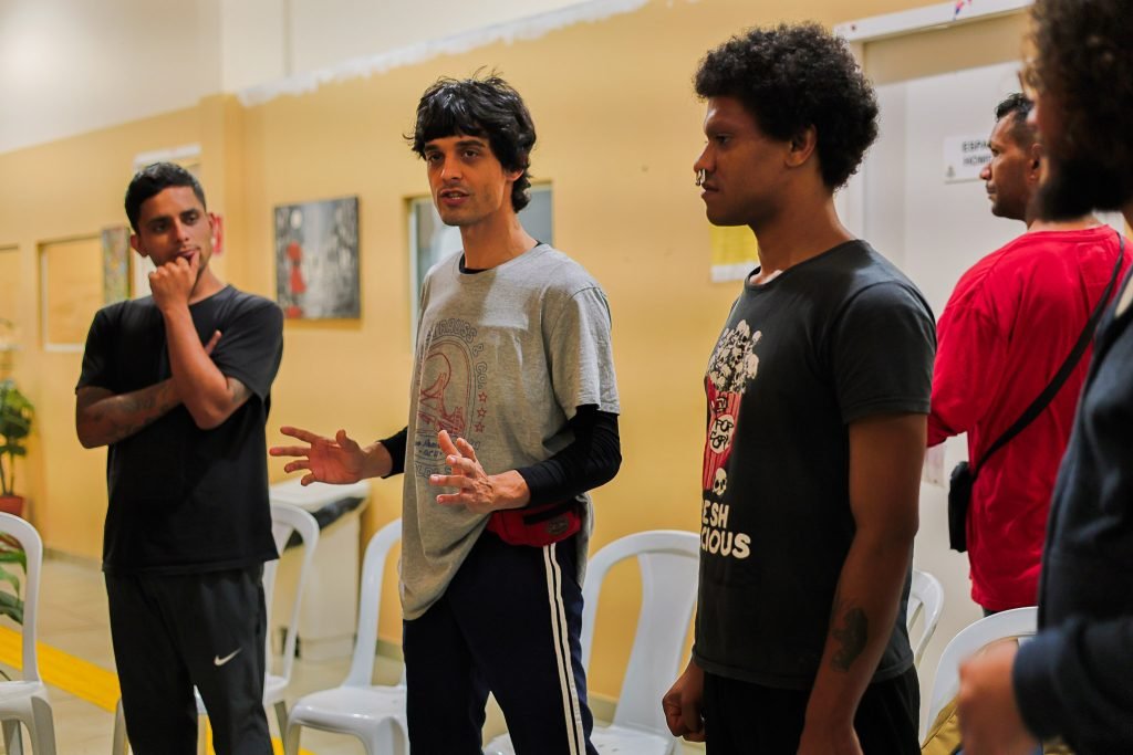 Oficina de Teatro no Centro de Acolhida Cidade Refúgio III a partir da contrapartida dos alunos bolsistas do Programa Oportunidades. (28/10/2024). | Foto: Clara Silva.