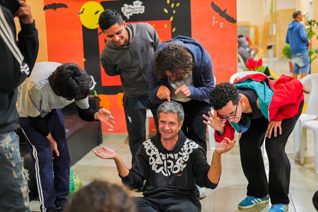 Oficina de Teatro no Centro de Acolhida Cidade Refúgio III a partir da contrapartida dos alunos bolsistas do Programa Oportunidades. (28/10/2024). | Foto: Clara Silva.