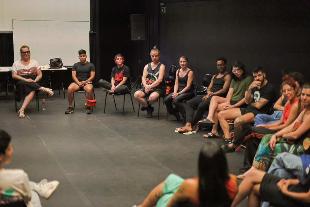 Aula inaugural do curso “Atuação na Criação Cênica: Cartografia do Eu – C³ – Corpo / Casa / Criação” com Andreas Mendes, na sede Roosevelt da SP Escola de Teatro. (02/10/2024). | Foto: Clara Silva