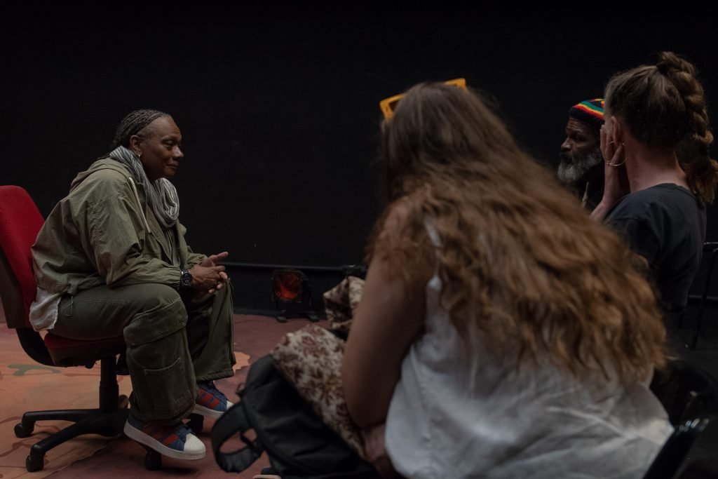 Encontro de estudantes da SP Escola de Teatro com a Profa. Dra. Isildinha Baptista Martins, presidente do conselho da Adaap, na unidade Roosevelt. (5/10/2024). | Foto: Rodrigo Reis