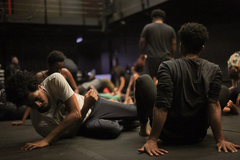 Oficina “O corpo negro e o teatro” com Ailton Barros e Filipe Celestino, na sede Roosevelt da SP Escola de Teatro. (15/10/2024). | Foto: Clara Silva