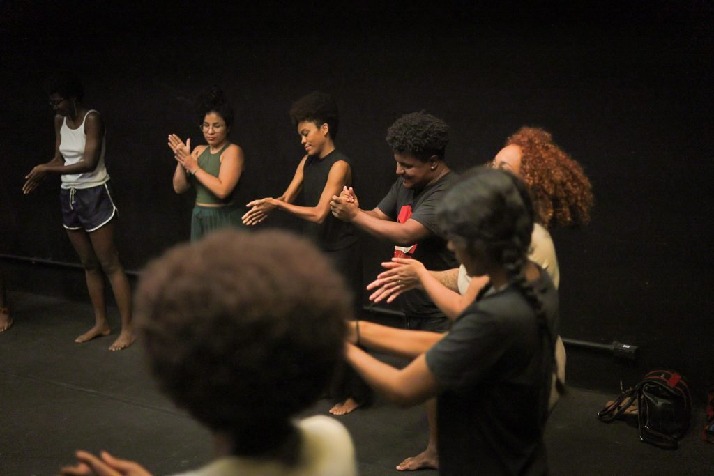 Oficina “O corpo negro e o teatro” com Ailton Barros e Filipe Celestino, na sede Roosevelt da SP Escola de Teatro. (15/10/2024). | Foto: Clara Silva