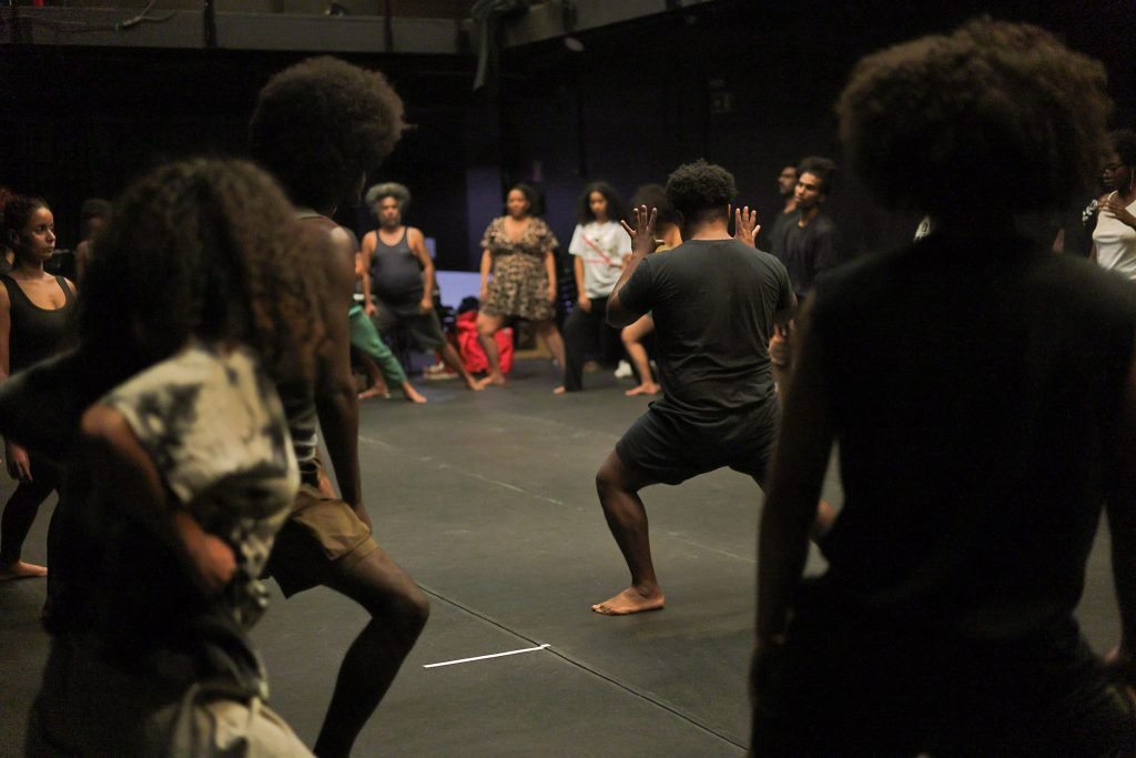 Oficina “O corpo negro e o teatro” com Ailton Barros e Filipe Celestino, na sede Roosevelt da SP Escola de Teatro. (15/10/2024). | Foto: Clara Silva