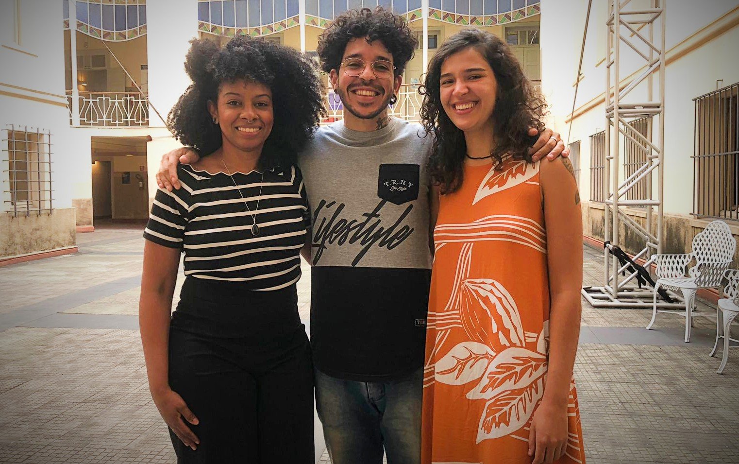 Tatiane Damasceno, Diretora Regional da Capital e Grande São Paulo do SATED, com João Martins e Ana Clara Mascarenhas, na unidade Brás da SP Escola de Teatro (10/2024)