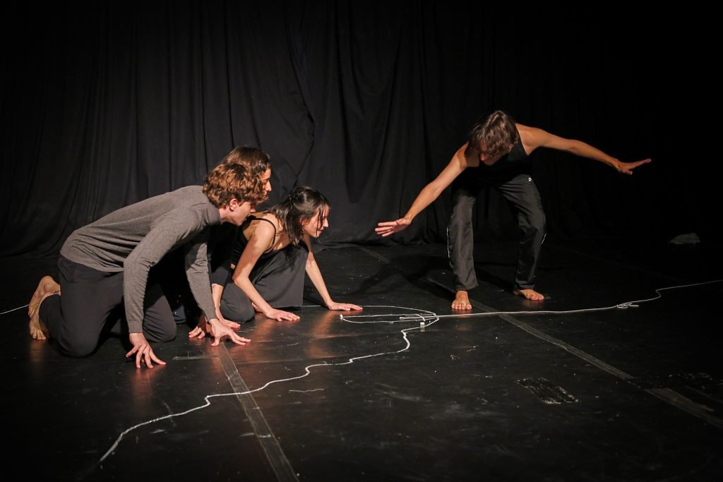 Apresentação no segundo dia da Mostra de Microcenas dos estudantes de Direção da SP Escola de Teatro. (09/11/2024). | Foto: Clara Silva