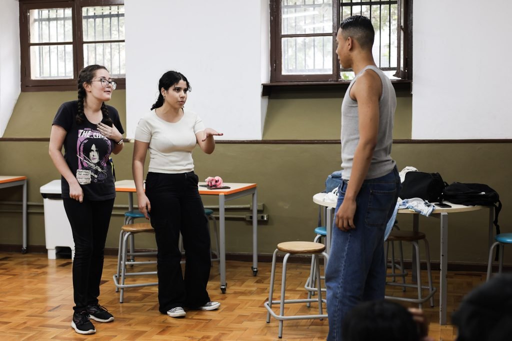 Oficina de Teatro na E. E. Caetano de Campos, a partir da contrapartida dos alunos bolsistas do Programa Oportunidades. (06/11/2024). | Foto: Clara Silva.