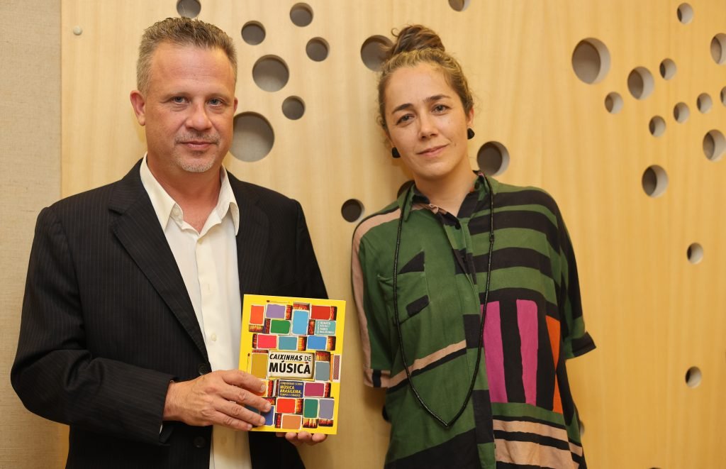 Fábio Maleronka e Renata Rocha, organizadores do livro Caixinhas de Músicas na sede Roosevelt da SP Escola de Teatro. (13/12/2024) | Foto: Clara Silva.