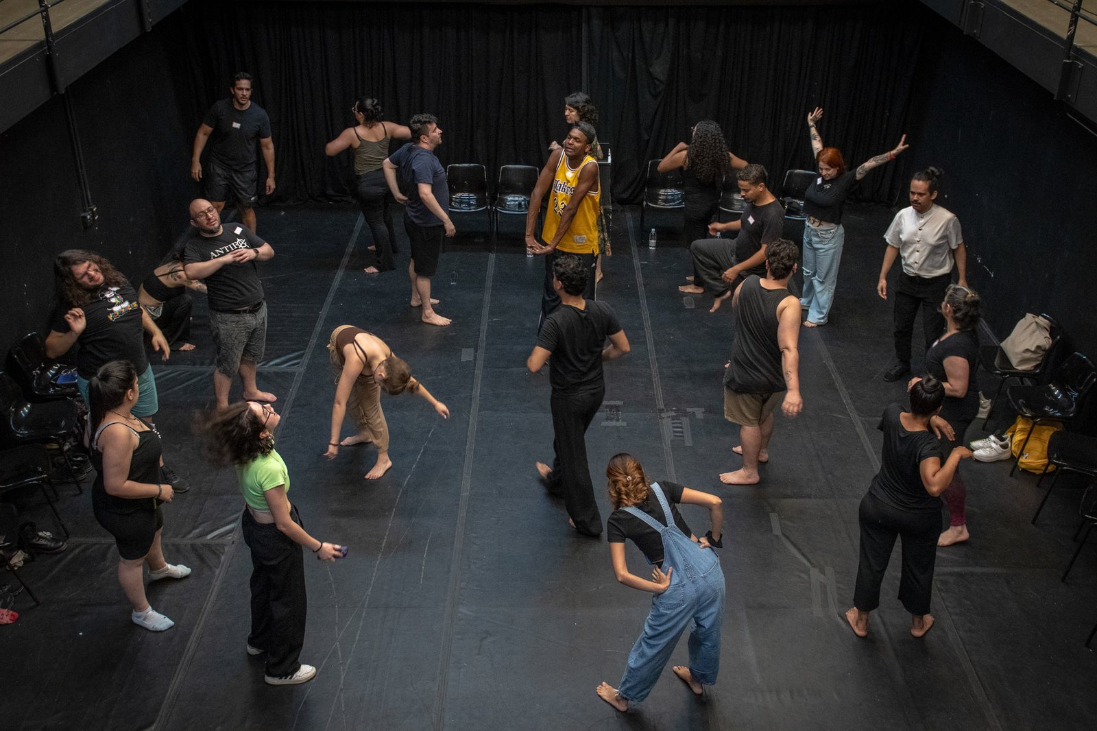 Workshop “Jogos de improviso e roteiro: dispositivos dramatúrgicos para a criação de esquetes” com a trupe “Intrusos na Comédia”, na sede Roosevelt da SP Escola de Teatro. (14/12/2024) | Foto: Rodrigo Reis.