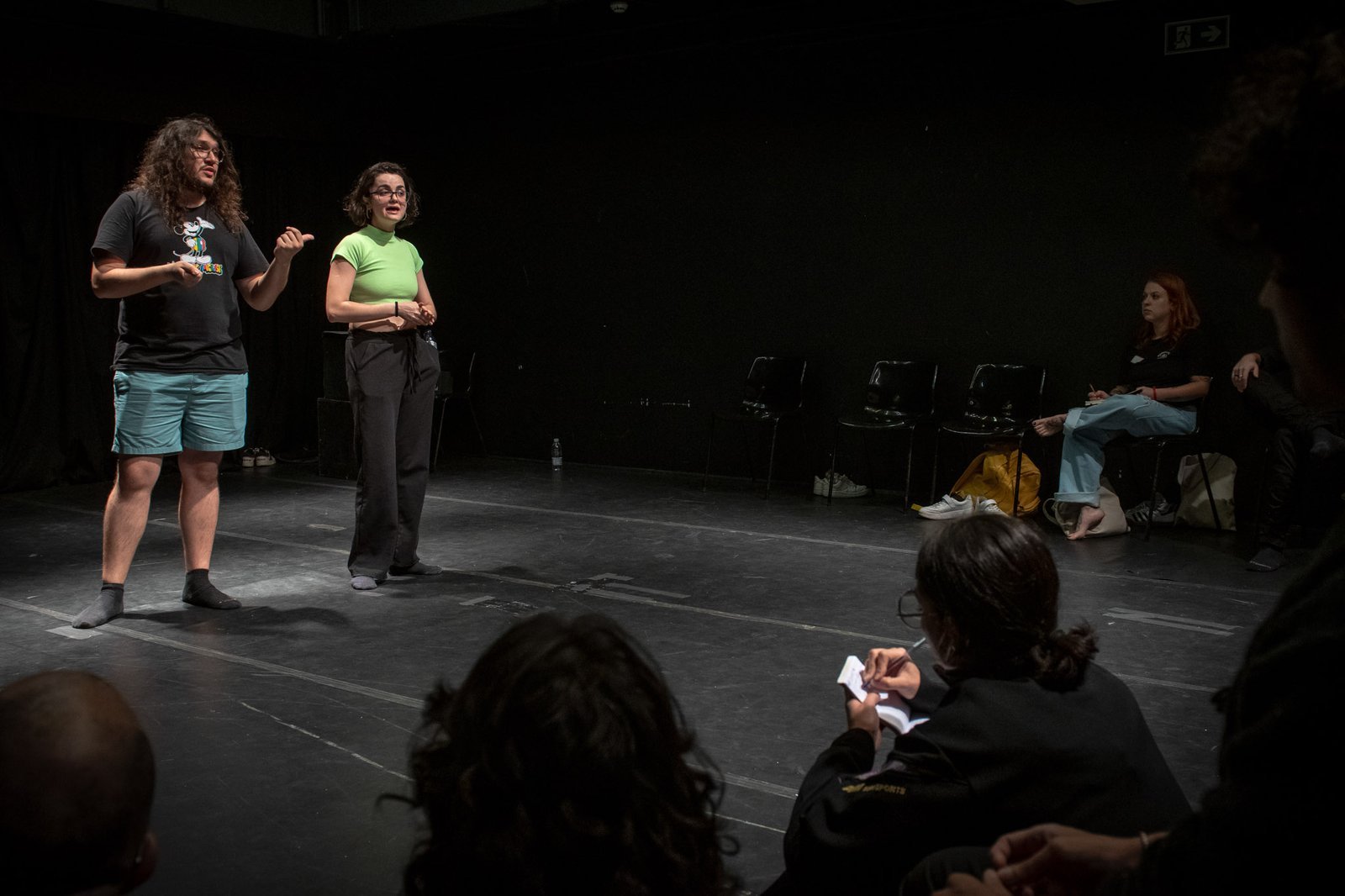 Workshop “Jogos de improviso e roteiro: dispositivos dramatúrgicos para a criação de esquetes” com a trupe “Intrusos na Comédia”, na sede Roosevelt da SP Escola de Teatro. (14/12/2024) | Foto: Rodrigo Reis.