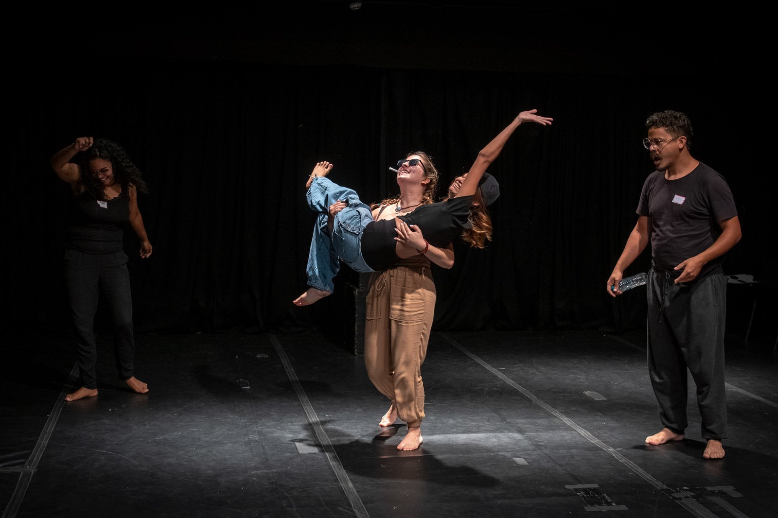 Workshop “Jogos de improviso e roteiro: dispositivos dramatúrgicos para a criação de esquetes” com a trupe “Intrusos na Comédia”, na sede Roosevelt da SP Escola de Teatro. (14/12/2024) | Foto: Rodrigo Reis.