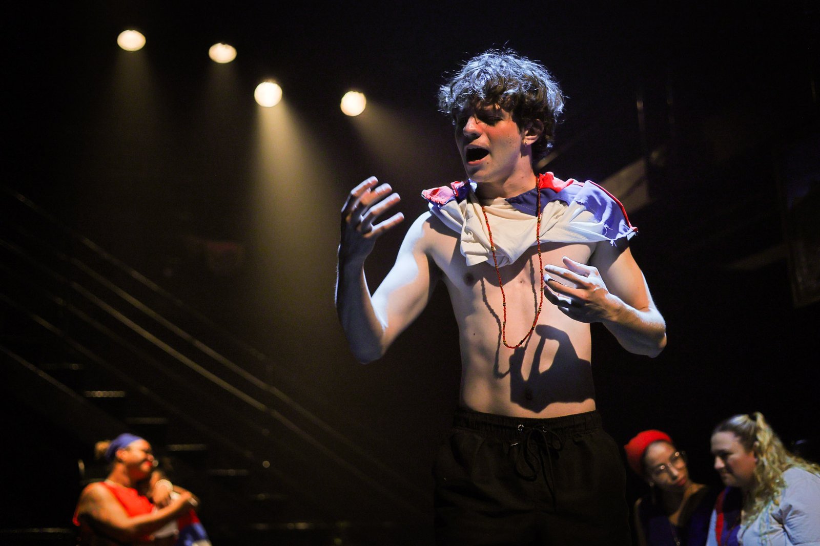 Experimento III do grupo N1 Amarelo, do segundo semestre de 2024, na SP Escola de Teatro. | Foto: Clara Silva.