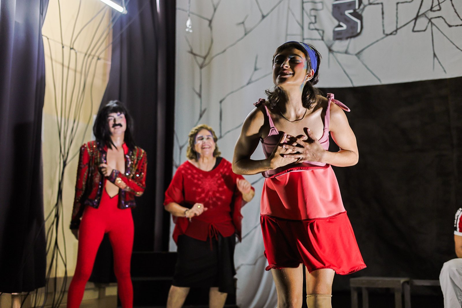 Experimento III do grupo N1 Vermelho, do segundo semestre de 2024, na SP Escola de Teatro. | Foto: Clara Silva.