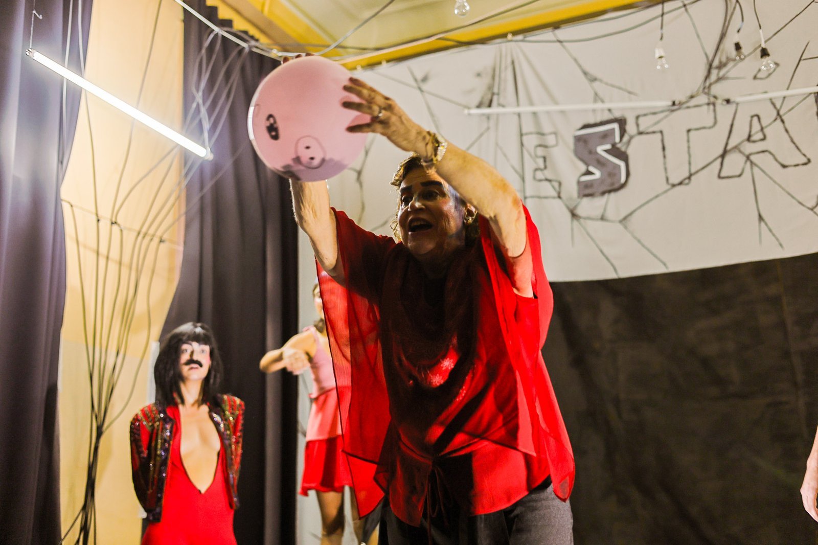 Experimento III do grupo N1 Vermelho, do segundo semestre de 2024, na SP Escola de Teatro. | Foto: Clara Silva.