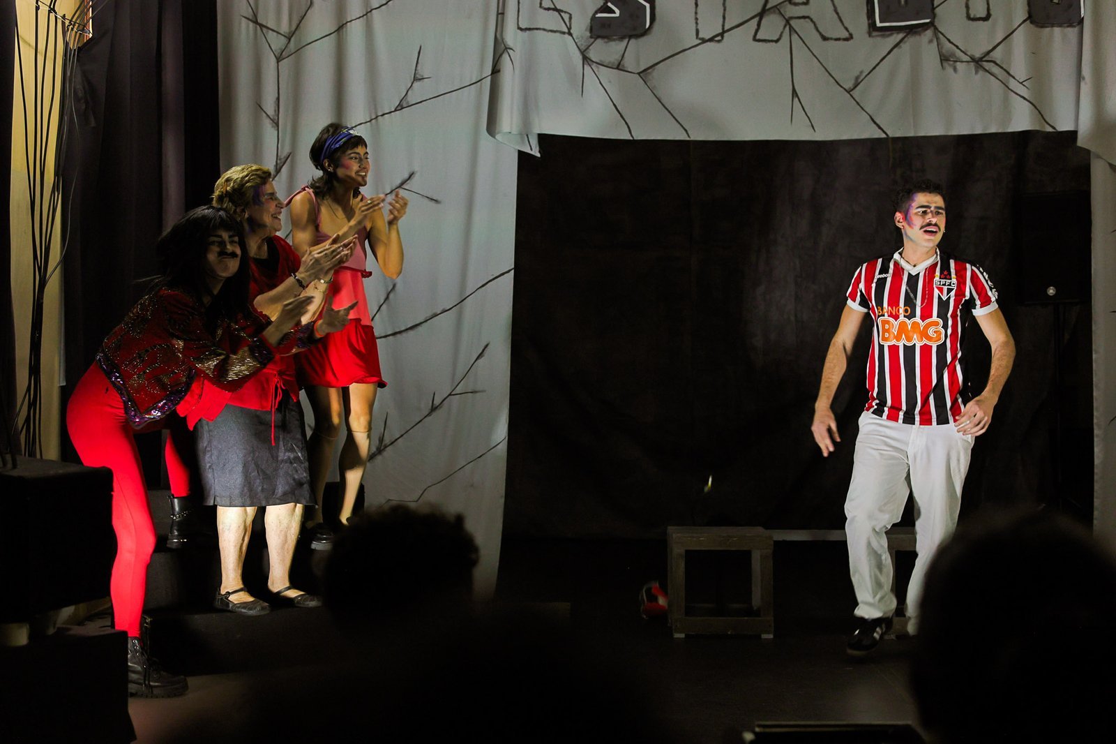 Experimento III do grupo N1 Vermelho, do segundo semestre de 2024, na SP Escola de Teatro. | Foto: Clara Silva.