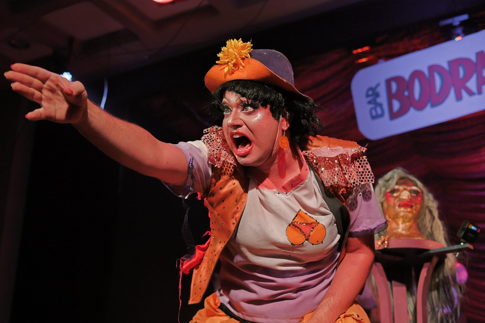 Experimento III do grupo N2 Vermelho, do segundo semestre de 2024, na SP Escola de Teatro. | Foto: Clara Silva.