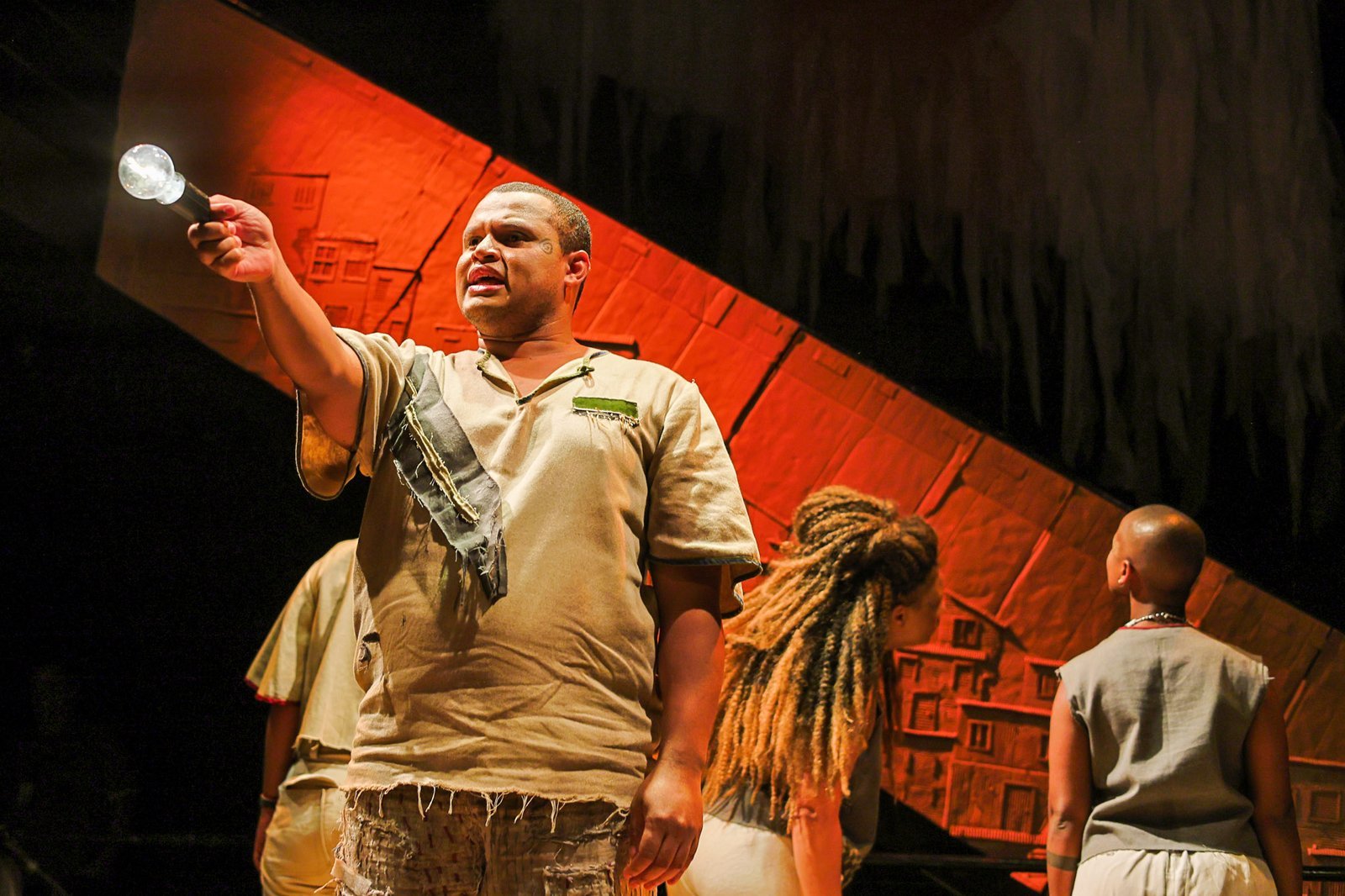 Experimento III do grupo N5 Amarelo, do segundo semestre de 2024, na SP Escola de Teatro. | Foto: Clara Silva.