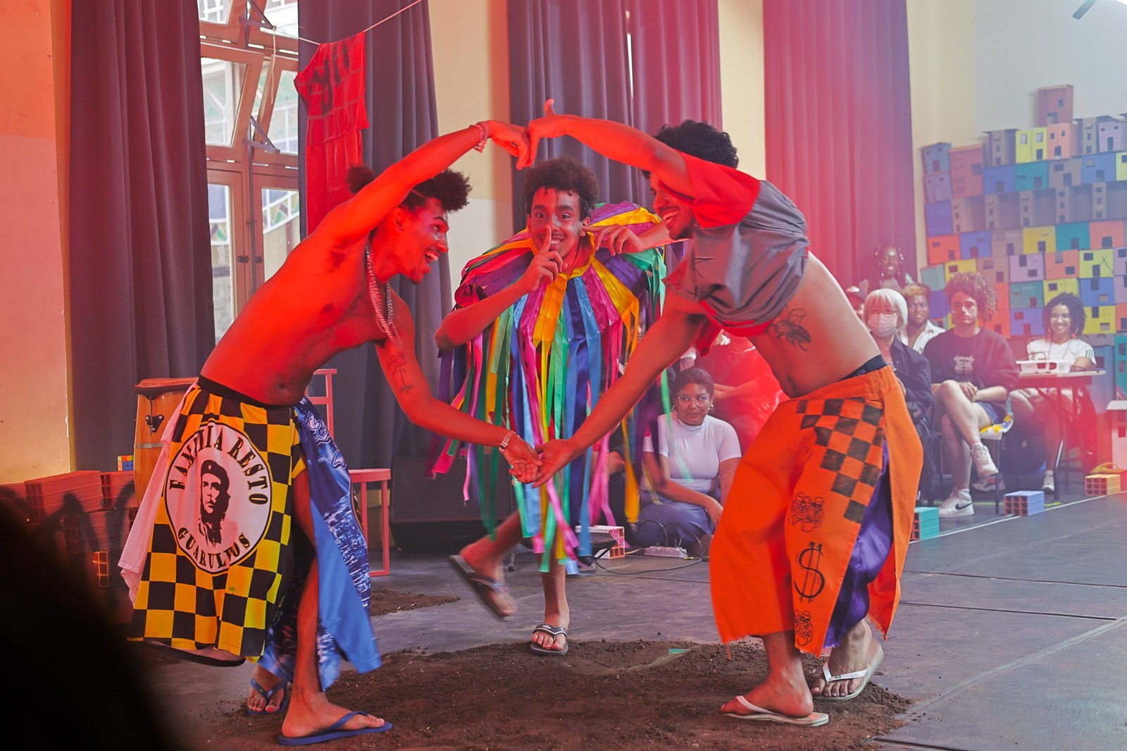 Experimento III do grupo N5 Vermelho, do segundo semestre de 2024, na SP Escola de Teatro. | Foto: Clara Silva.