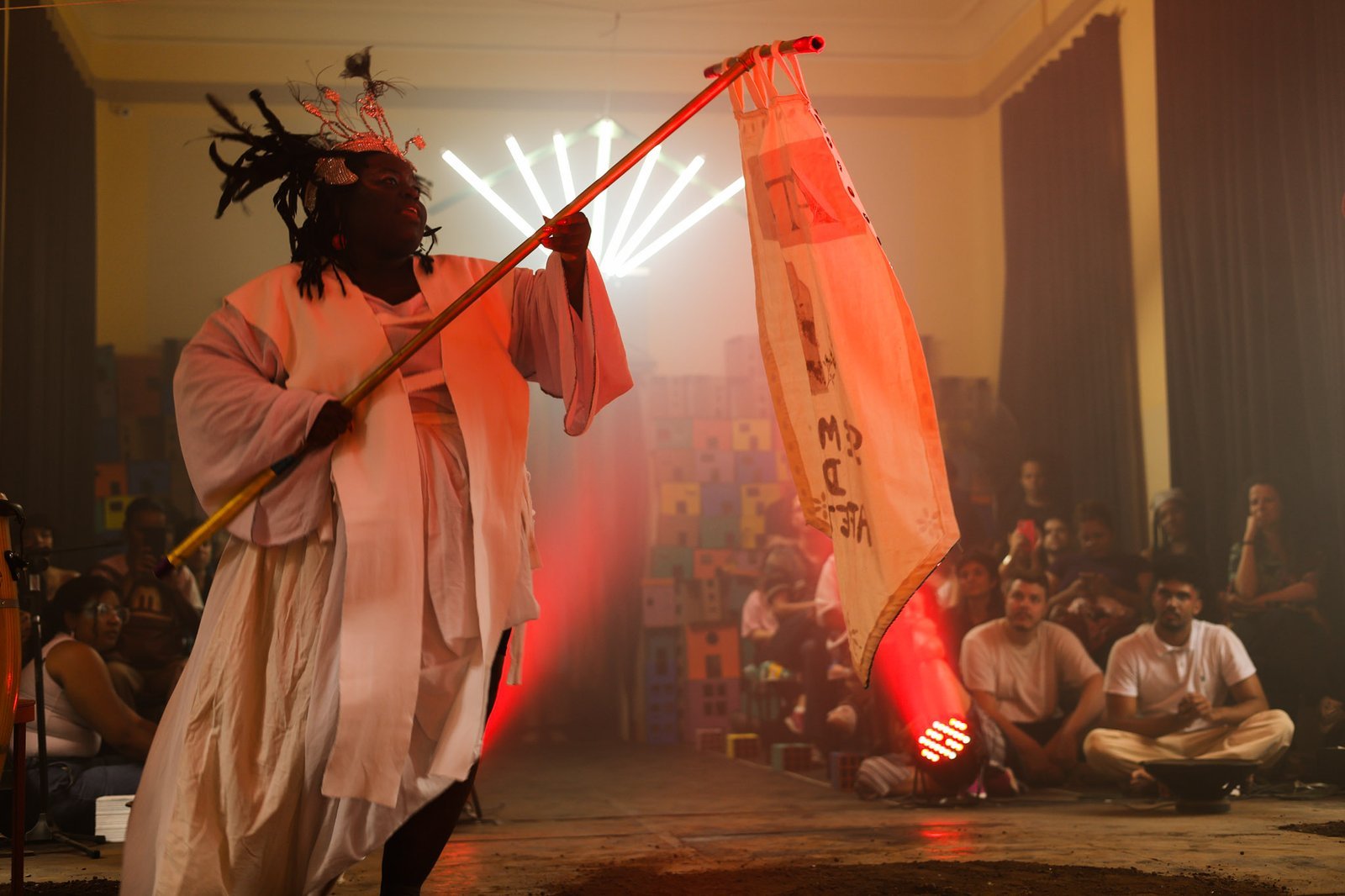 Experimento III do grupo N5 Vermelho, do segundo semestre de 2024, na SP Escola de Teatro. | Foto: Clara Silva.