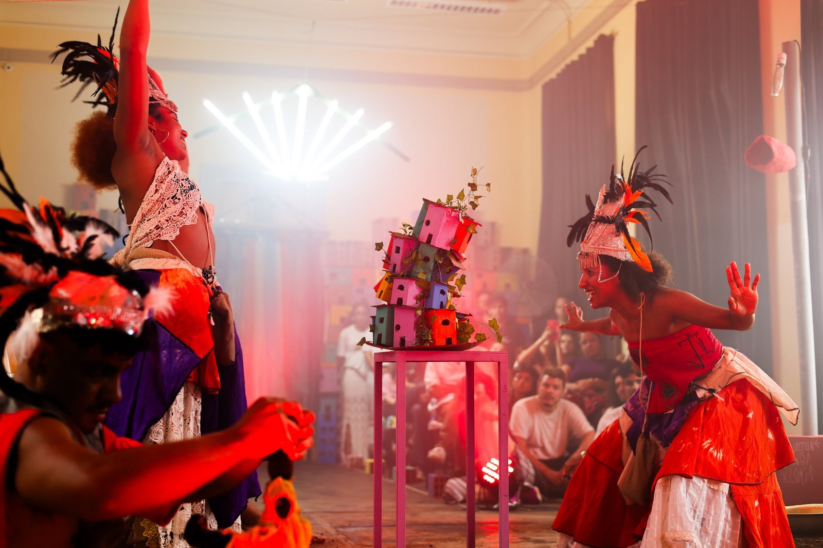 Experimento III do grupo N5 Vermelho, do segundo semestre de 2024, na SP Escola de Teatro. | Foto: Clara Silva.