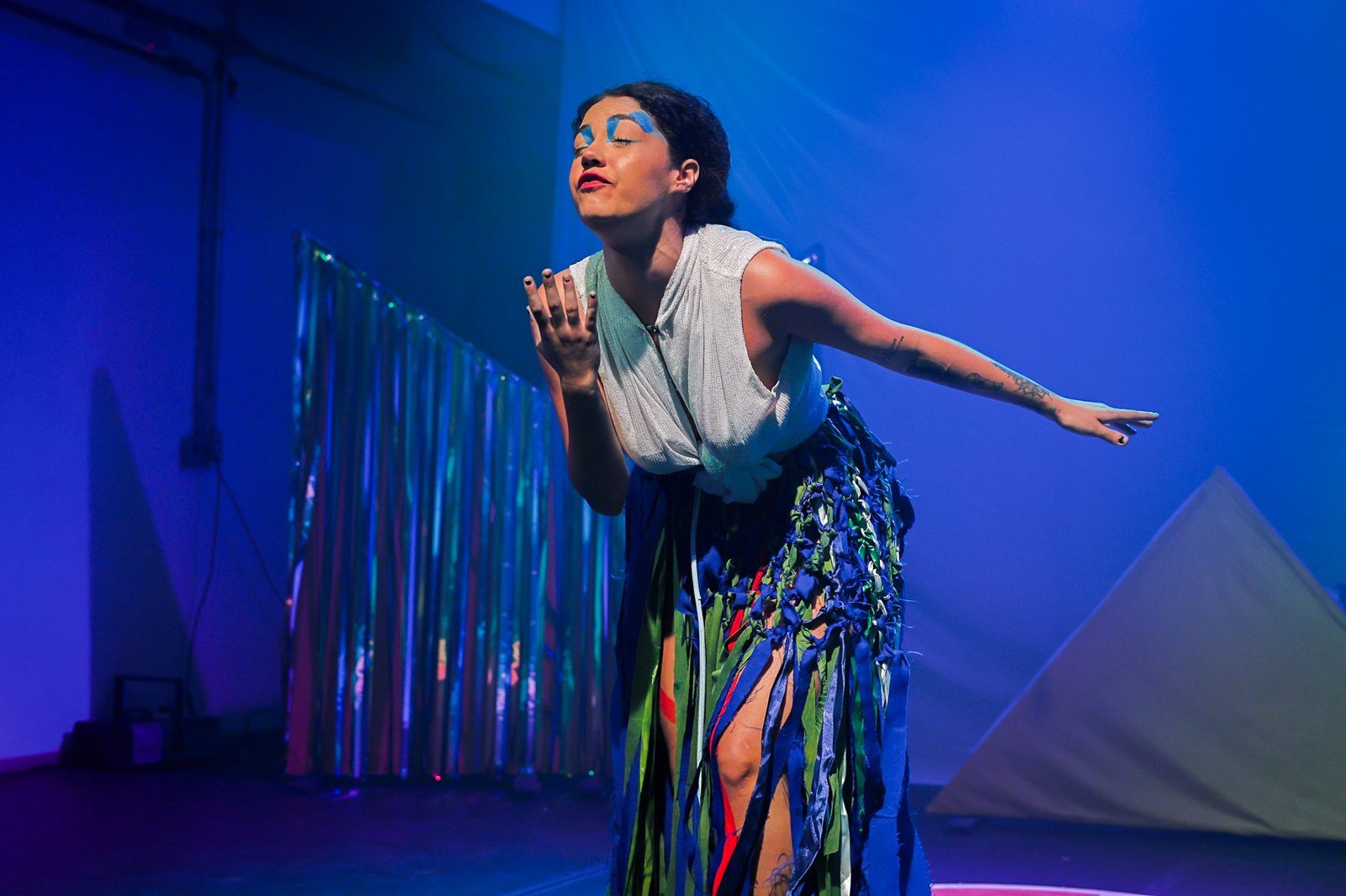 Experimento III do grupo N6 Amarelo, do segundo semestre de 2024, na SP Escola de Teatro. | Foto: Clara Silva.