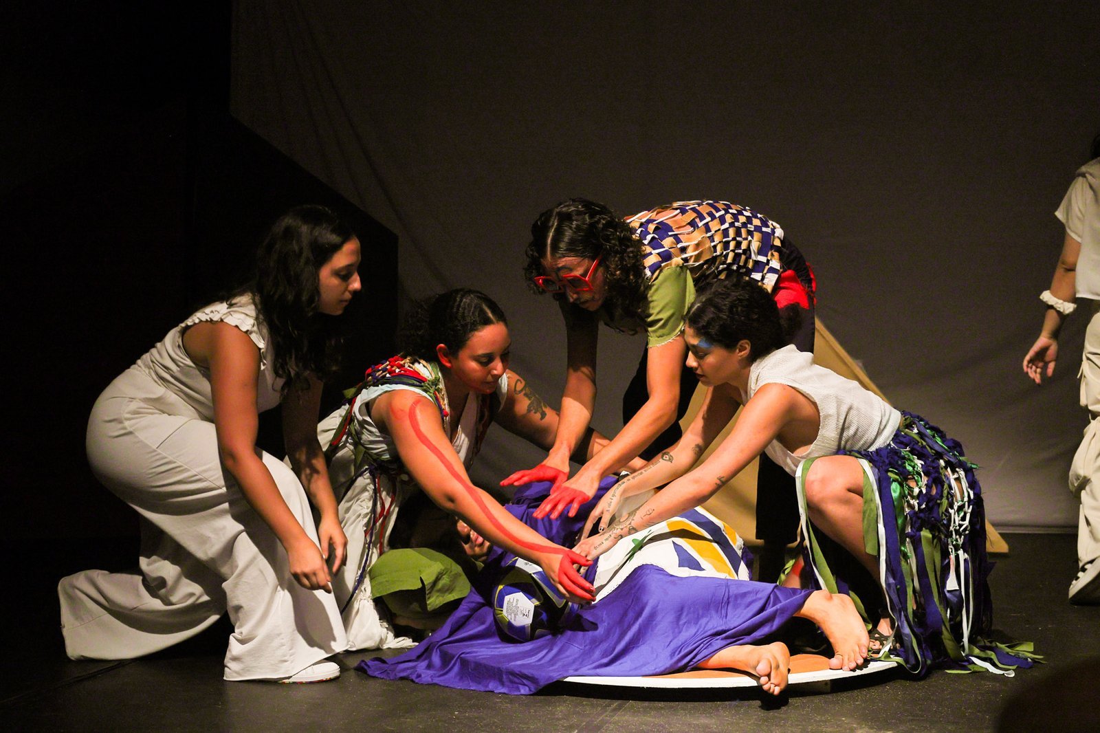 Experimento III do grupo N6 Amarelo, do segundo semestre de 2024, na SP Escola de Teatro. | Foto: Clara Silva.