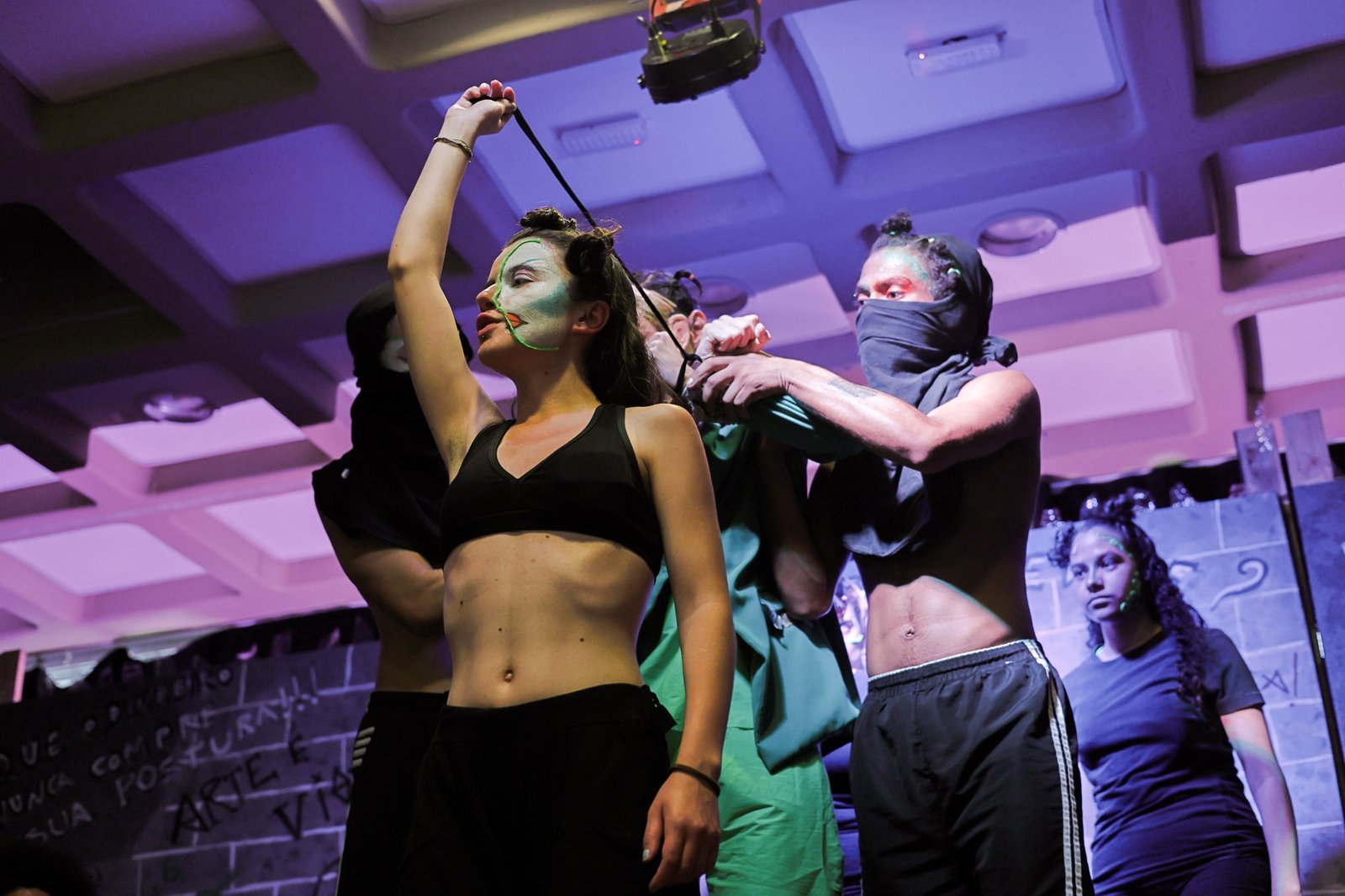 Experimento III do grupo N6 Vermelho, do segundo semestre de 2024, na SP Escola de Teatro. | Foto: Clara Silva.