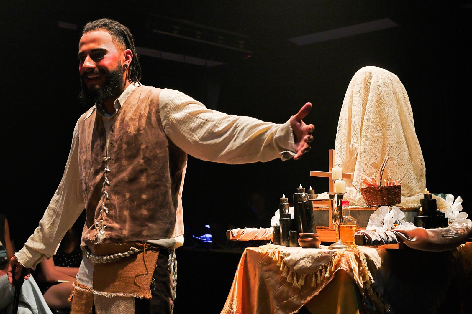 Experimento III do grupo N7 Amarelo, do segundo semestre de 2024, na SP Escola de Teatro. | Foto: Clara Silva.