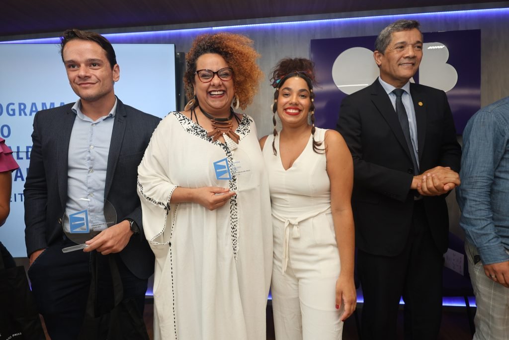 Coordenadora Tâmara David representa SP Escola de Teatro na premiação Selo de Igualdade Racial. (9/12/2024). | Foto: Clara Silva.