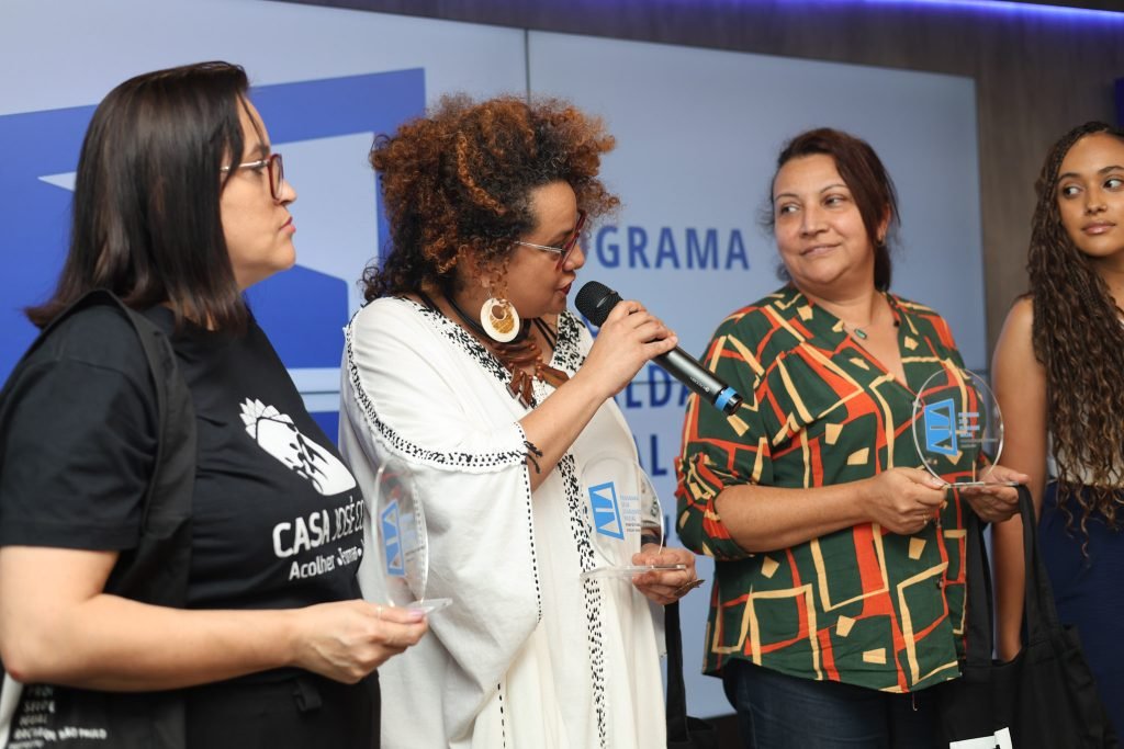 Coordenadora Tâmara David representa SP Escola de Teatro na premiação Selo de Igualdade Racial. (9/12/2024). | Foto: Clara Silva.