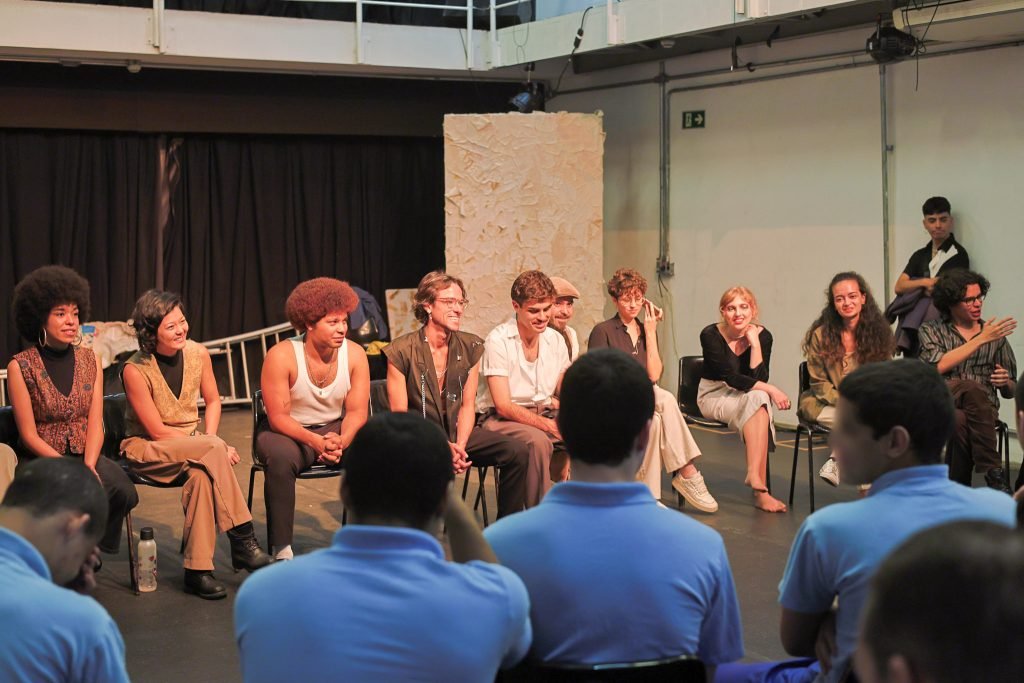 Roda de conversa após experimentos entre estudantes da SP Escola de Teatro e jovens atendidos pela Fundação Casa. (11/12/2024) | Foto: Clara Silva.