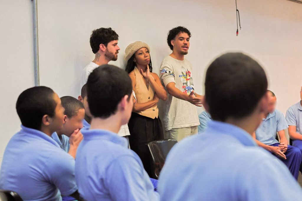 Roda de conversa após experimentos entre estudantes da SP Escola de Teatro e jovens atendidos pela Fundação Casa. (11/12/2024) | Foto: Clara Silva.