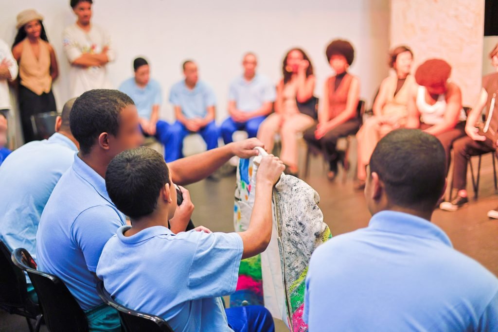 Roda de conversa após experimentos entre estudantes da SP Escola de Teatro e jovens atendidos pela Fundação Casa. (11/12/2024) | Foto: Clara Silva.