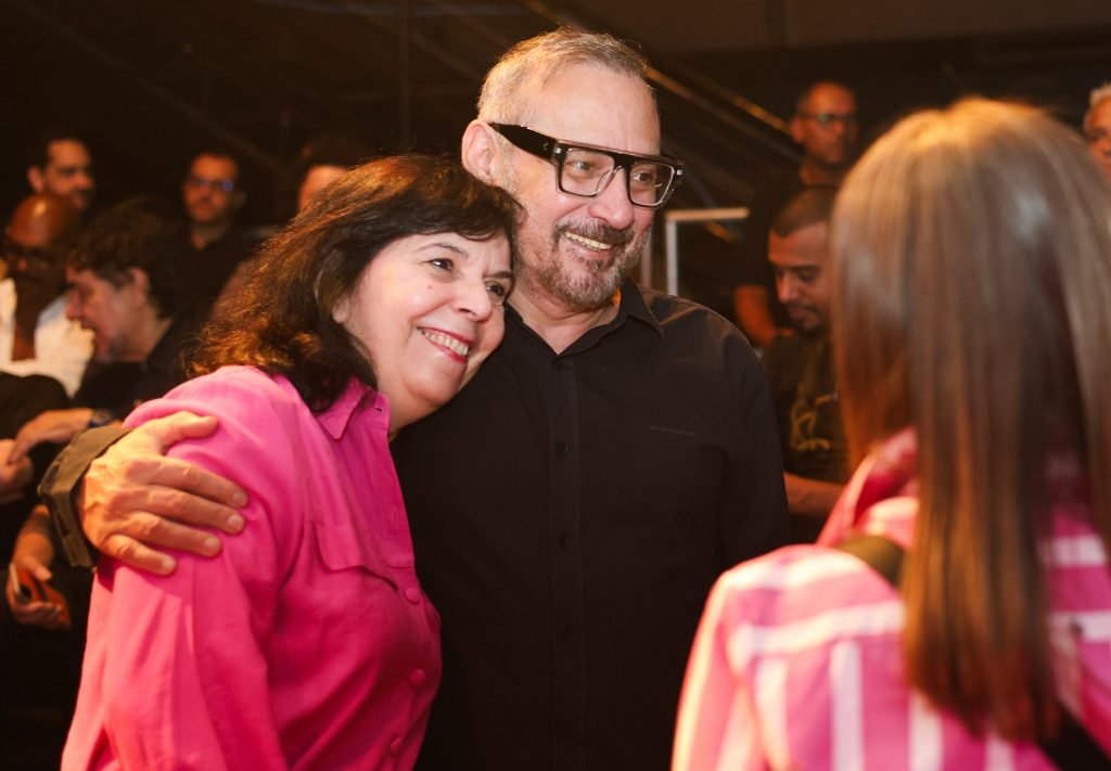 Ivam Cabral, diretor executivo da SP Escola de Teatro e Raquel Rocha, conselheira da ADAAP, no Encerramento “Meu corpo, minha Arte” e premiação Claudia Wonder 2025. (29/01/2025). | Foto: Clara Silva.