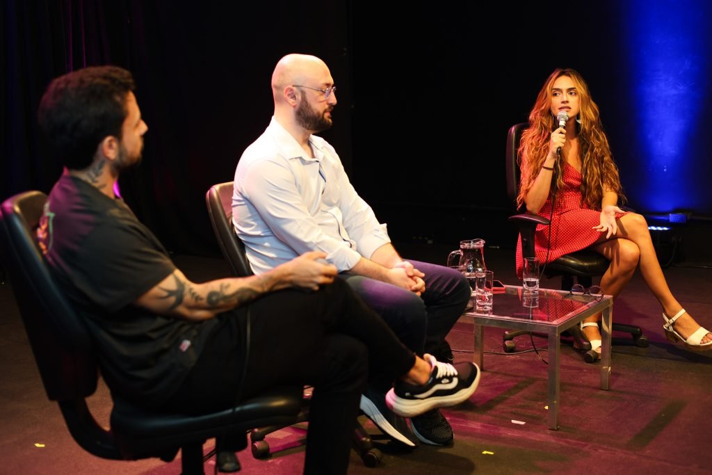 Mesa de debate - "Trans Conecta: Fortalecendo Redes de Apoio e Conexões Transformadoras", com Victor Grampa, Luca Scarpelli e Leona Jhovs. (28/01/2025). | Foto: Clara Silva.