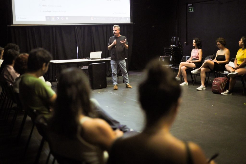 Curso “Produção Cultural Contemporânea, Programação e Curadoria” com Fábio Maleronka, na sede Roosevelt da SP Escola de Teatro. (20/01/2025) | Foto: Clara Silva.