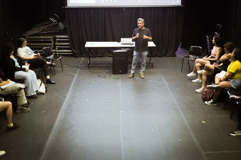 Curso “Produção Cultural Contemporânea, Programação e Curadoria” com Fábio Maleronka, na sede Roosevelt da SP Escola de Teatro. (20/01/2025) | Foto: Clara Silva.