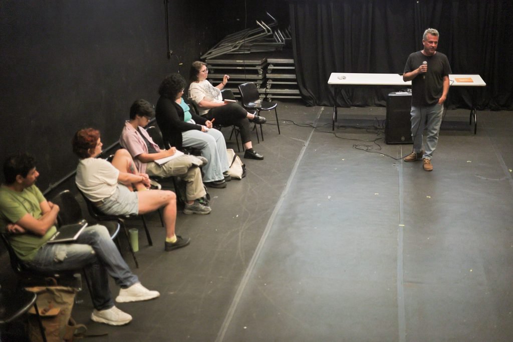 Curso “Produção Cultural Contemporânea, Programação e Curadoria” com Fábio Maleronka, na sede Roosevelt da SP Escola de Teatro. (20/01/2025) | Foto: Clara Silva.