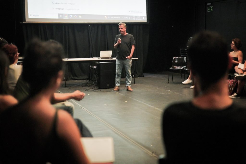 Curso “Produção Cultural Contemporânea, Programação e Curadoria” com Fábio Maleronka, na sede Roosevelt da SP Escola de Teatro. (20/01/2025) | Foto: Clara Silva.